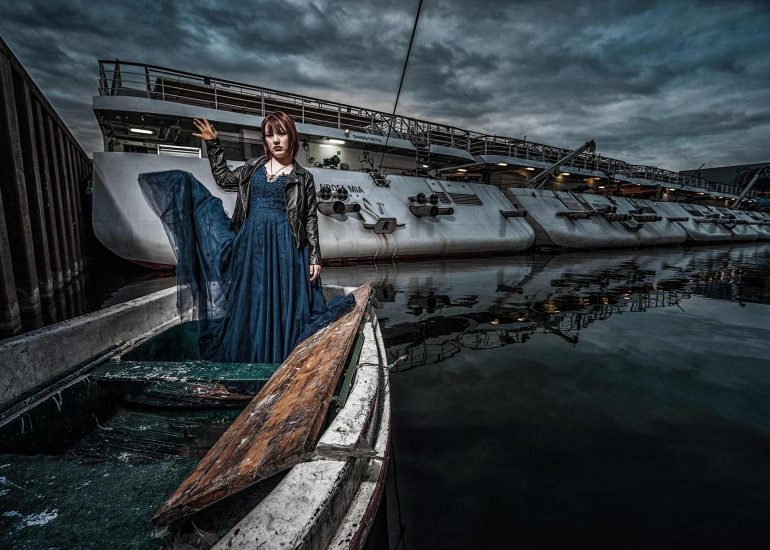 Portrait einer Frau im Boot im Hafen von Linz