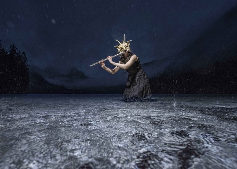 Fotos einer Musikerin im Wasser bei Regen