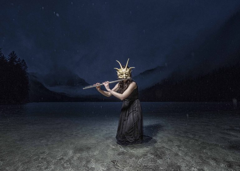 Musikerin im Wasser bei Regen