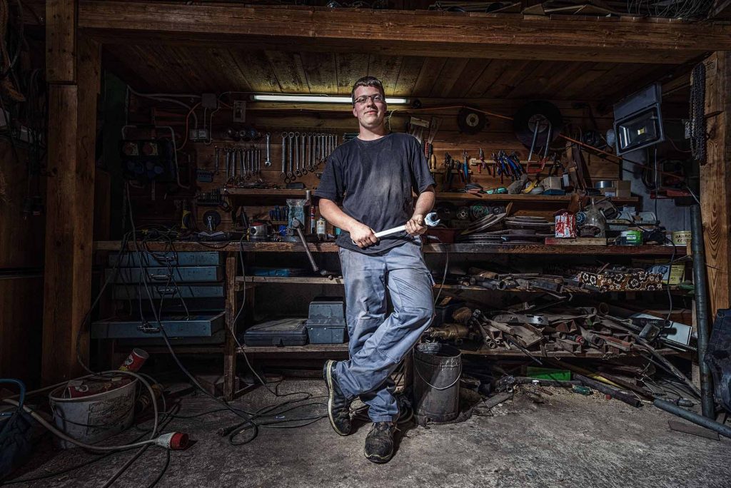 Portrait eines Mechaniker in seiner Werkstatt