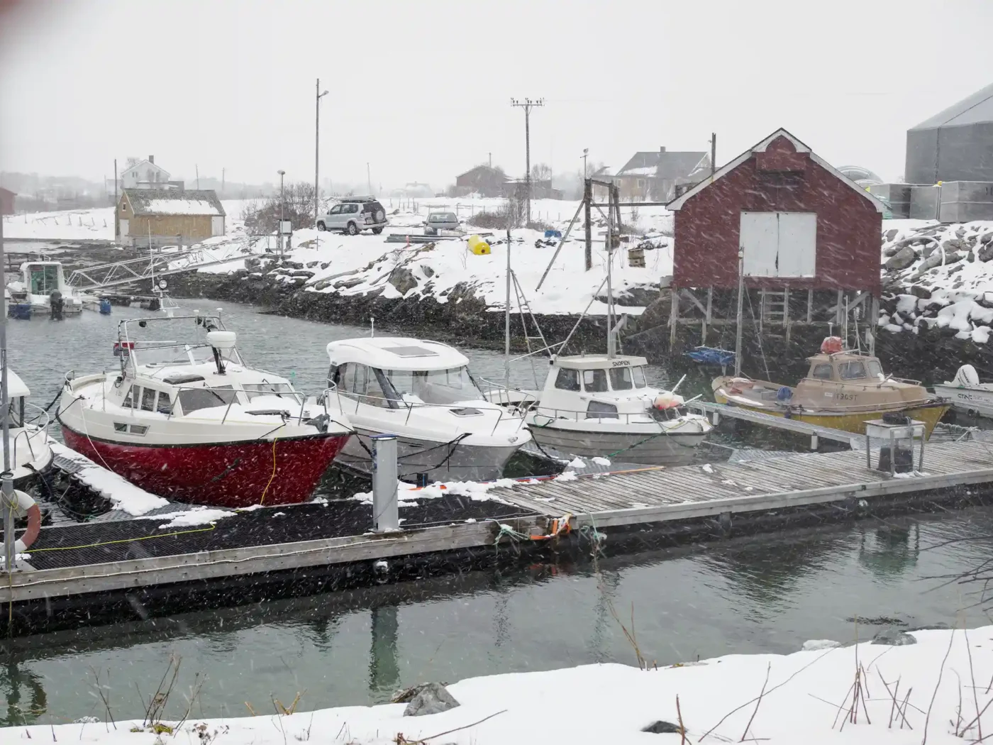 Fischerhafen im Schneegestöber, Nordnorwegen